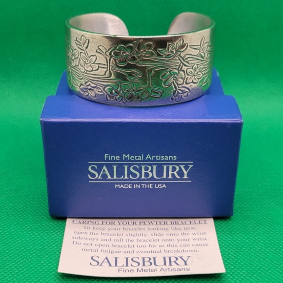 Salisbury Pewter Cuff Bracelet w/ Box December Flower Engraving USA Made (S2) - Picture 2 of 7